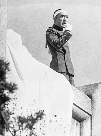 Mishima dando el famoso discurso en los balcones del campamento militar, instantes antes de suicidarse, el 25 de noviembre de 1970.jpg