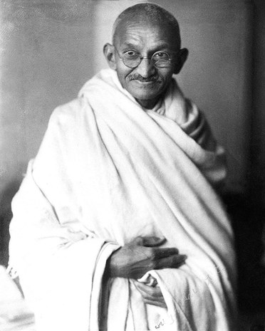 Mahatma-Gandhi,_studio,_1931.jpg