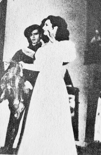 1639 Marginales IMAGEN ELSA AGUIRRE Y GUILLERMO ARGUELLES EN LA DAMA DE LA LUNA ROJA.jpg